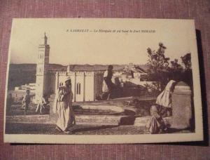 LAGHOUAT LA MOSQUEE ET AU FOND LE FORT MORAND