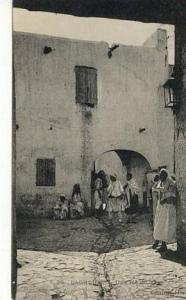 cpa-Algerie-Laghouat-une rue du Ksar(animée)