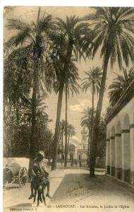 les arcades , le jardin et l'église