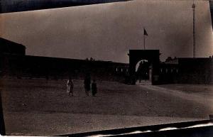 PHOTO DE LA CASERNE DE LAGHOUAT   30 AVRIL 1927