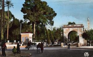 ALGERIE LAGHOUAT - Le Monument aux morts ou l'ancienne porte d'Alger Animé Cycliste Véhicule Gendarme