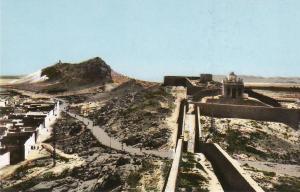 Algérie. Laghouat. Marabout Sidi Hadj Aïssa. Les remparts et Rocher des Chiens