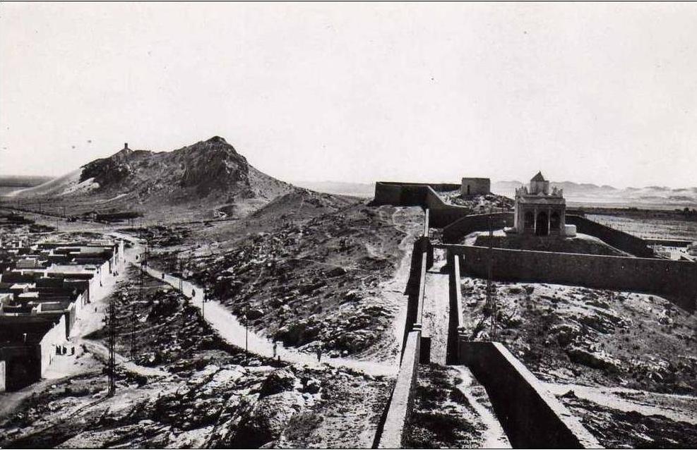 Carte Postale Laghouat Algerie Les Remparts Et Le Rocher Des Chiens Edition A. Bouameur Musée Oriental
