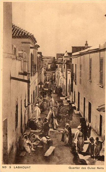 cpa ALGERIE    LAGHOUAT province de Wilaya,  le quartier des Ouled Naïls, animé.