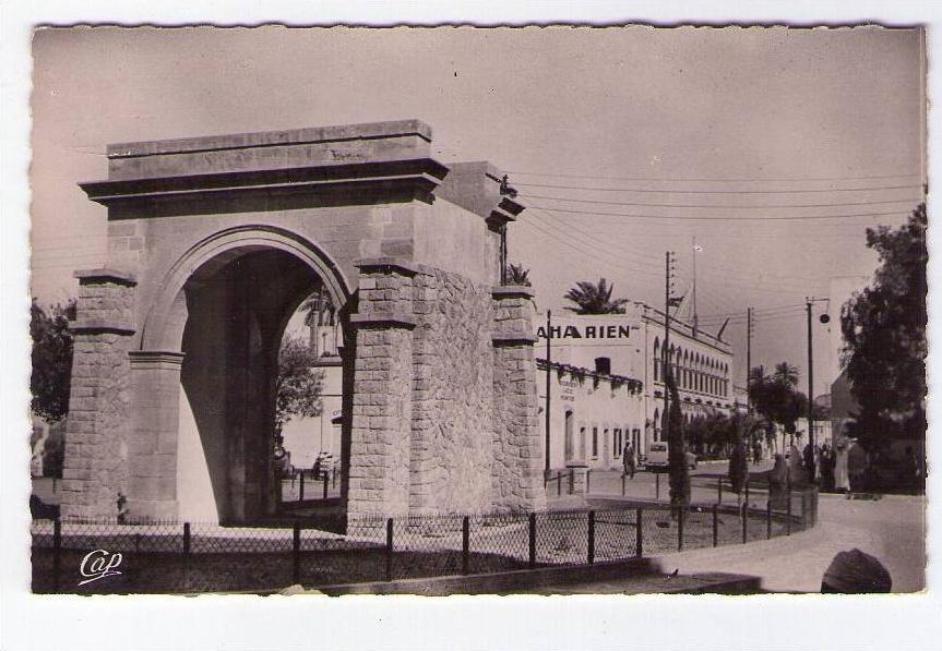 LAGHOUAT - rond-point de la Porte d'Alger et hôtel Saharien