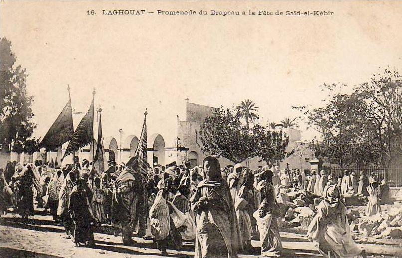 ALGERIE  LAGHOUAT  Promenade du Drapeau à la Fête de Saïd-el-Kébir  ..... ( Ref FA1097 )