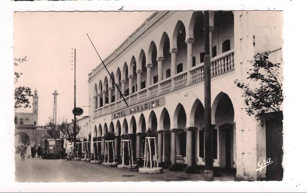 CPSM ALGERIE - LAGHOUAT - Hôtel Saharien et la Mosquée - TB Plan + Plan Camion et petite Animation