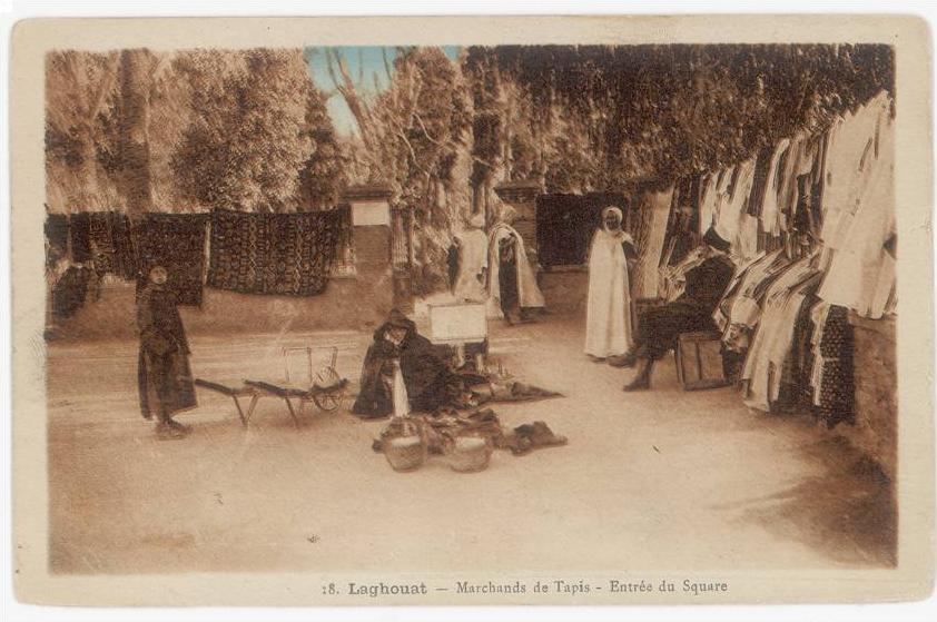 CPA ALGERIE - LAGHOUAT - MARCHANDS DE TAPIS - ENTREE DU SQUARE