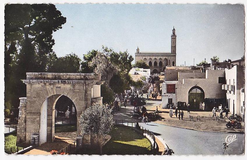 Laghouat - Le Monument aux Morts et la Mosquée - a circulé sans date