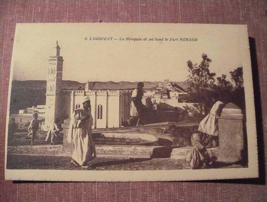 LAGHOUAT LA MOSQUEE ET AU FOND LE FORT MORAND