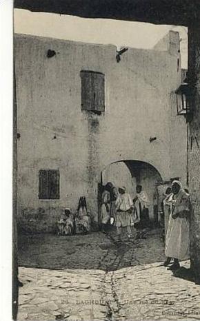 cpa-Algerie-Laghouat-une rue du Ksar(animée)