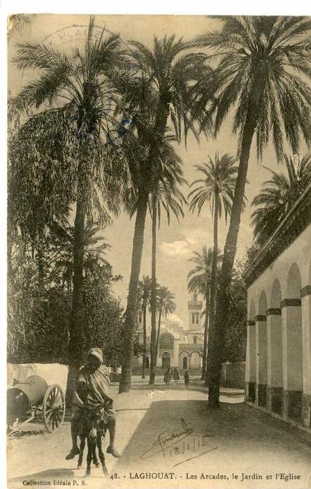 les arcades , le jardin et l'église