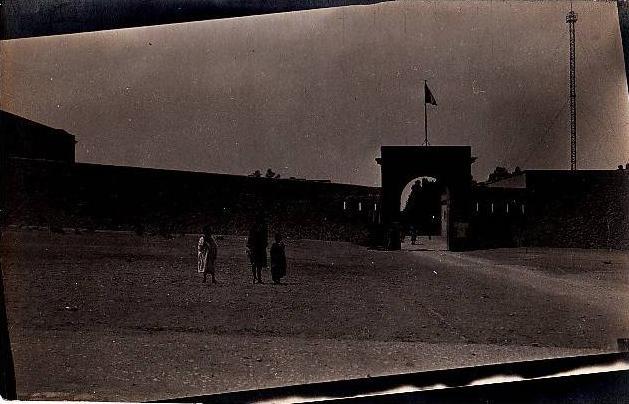 PHOTO DE LA CASERNE DE LAGHOUAT   30 AVRIL 1927