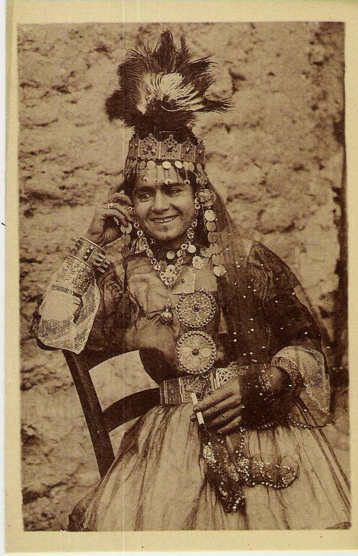 ALGERIE  -  LAGHOUAT  - Une OULED NAIL  -  (Parée des ses plus beaux Bijoux, Voile, Ceinture,....)