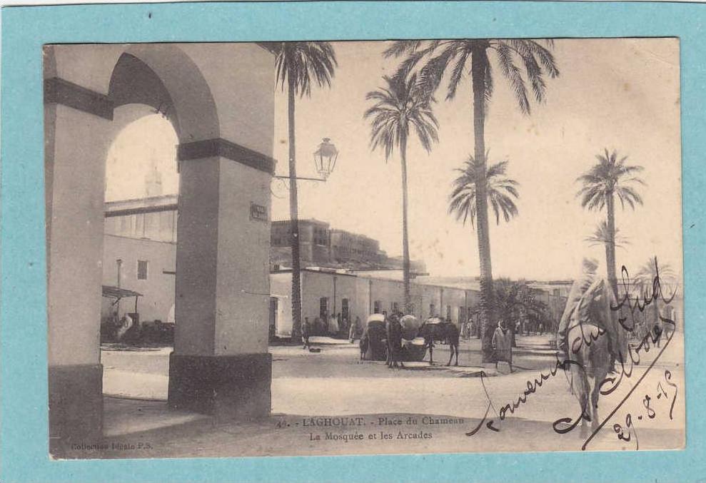LAGHOUAT  -  Place du Chameau - La Mosquée et les Arcades  -  1915  - BELLE CARTE ANIMEE  -