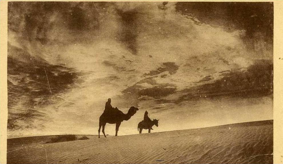 AFRIQUE- ALGERIE -  LES AVANT COUREURS DE L' ORAGE AU DESERT A LAGHOUAT