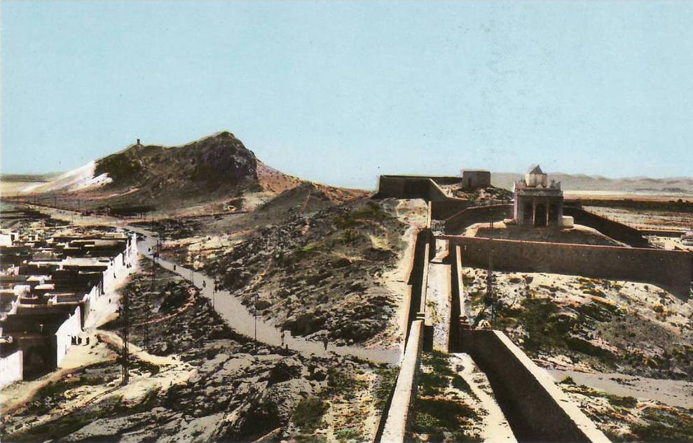 Algérie. Laghouat. Marabout Sidi Hadj Aïssa. Les remparts et Rocher des Chiens