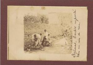 ALGERIE - LAGHOUAT - SUPERBE CARTE PHOTO - BARBIER IMPROVISE DANS LA RUE - CLICHE 1900 - TRES BEAU PLAN ANIME
