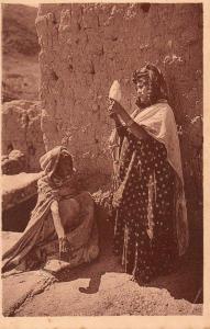 Algérie- BOU SAADA  (M'Sila) Fileuse indigène - Editions  coll P.Prouho n°17.* PRIX FIXE