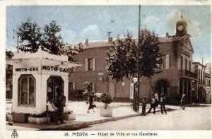 ALGERIE  - MEDEA -  Hotel de Ville et rue Gambetta