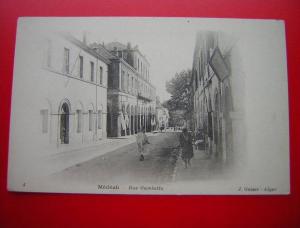 CPA DOS SIMPLE AFRIQUE ALGERIE  MEDEAH / MEDEA   RUE GAMBETTA   ANIMEE Editeur  J GEISER ALGER 4  NON VOYAGEE  BON ETAT