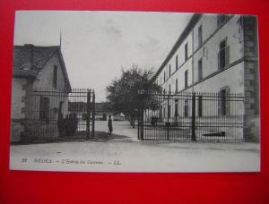 CPA ALGERIE  MEDEA   L´ENTREE DES CASERNES NON VOYAGEE  CARTE EN TRES BON ETAT