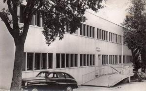 CPSM - Médéa (Algérie) - Hôtel des finances (voiture garée)