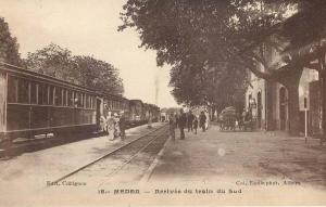 ALGERIE - MEDEA - ARRIVEE EN GARE DU TRAIN DU SUD -  CHEMIN DE FER