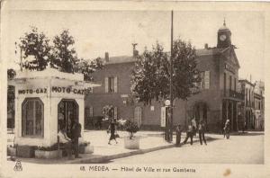MEDEA HOTEL DE VILLE ET RUE GAMBETTA MOTO CAZ  POMPE A ESSENCE
