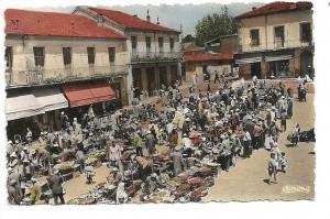Médéa (Algérie)  Vue sur la place du marché pendant le marché  commerces  env 1950 (animée).