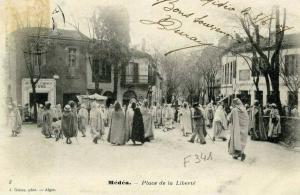 CPA MEDEA PLACE DE LA LIBERTE AVEC BOUTIQUE TRES ANIMEE VOIR SCANER