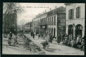 =*= Algérie Médéa rue de l´Hôtel de Ville - cette superbe carte d´époque n´a pas circulé - trés animée =*=