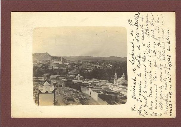 ALGERIE - LAGHOUAT - SUPERBE CARTE PHOTO - VUE GENERALE COUBA DE SIDI ABDELHADER ET EGLISE CATHOLIQUE - CLICHE 1900 -