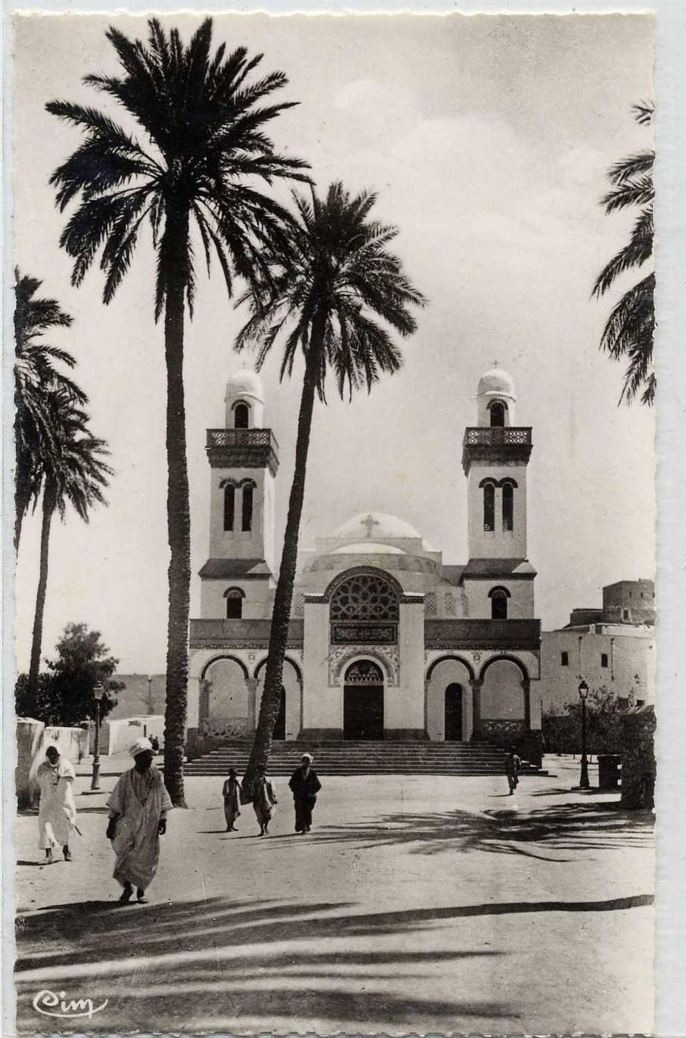 ALGERIE LAGHOUAT  Eglise .  écrite 1961 non timbrée . 9x14 dentelée glaçée