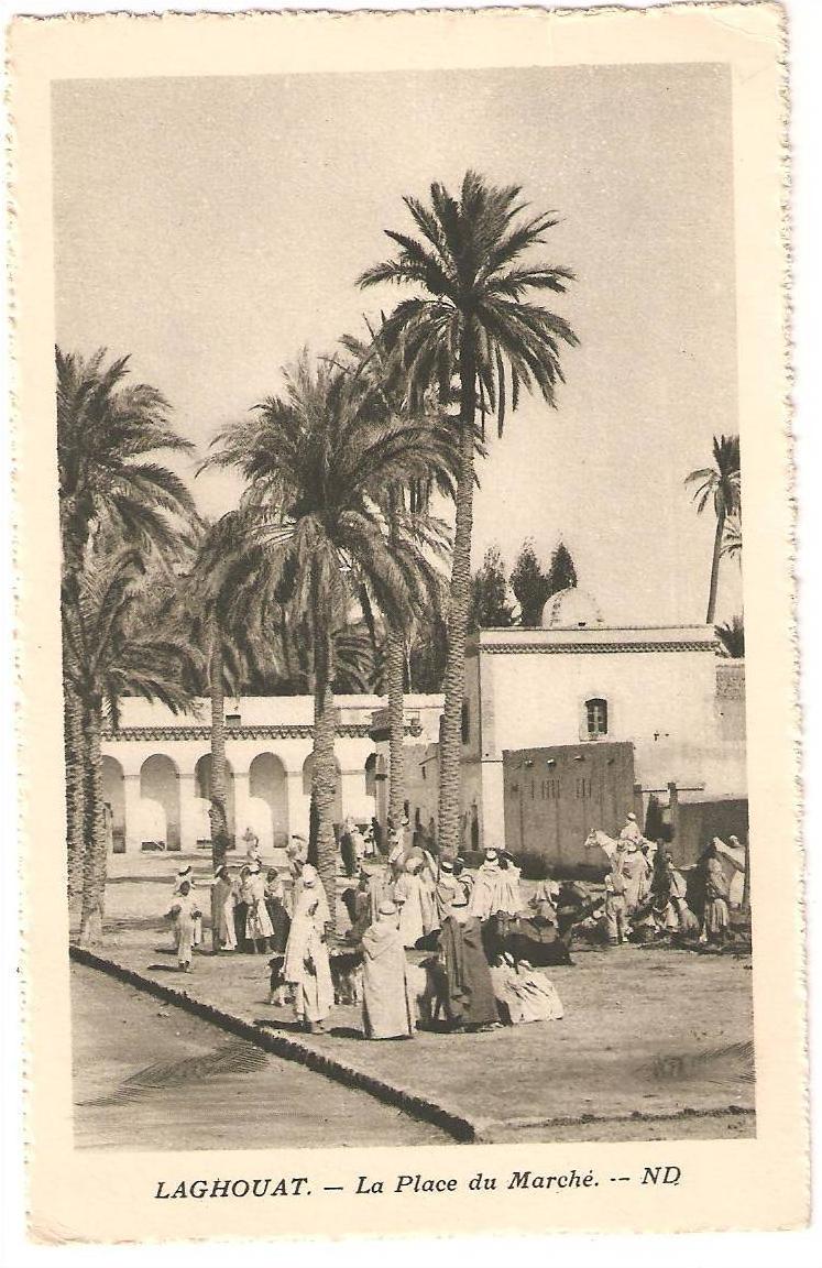 cpa  LAGHOUAT. La Place du Marché,très bien animée