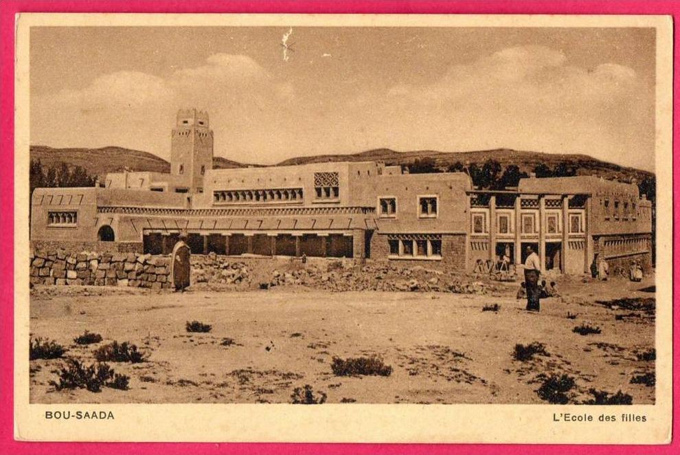 CPA - ALGERIE - M'SILA - BOU SAADA - L'Ecole des Filles - Animée