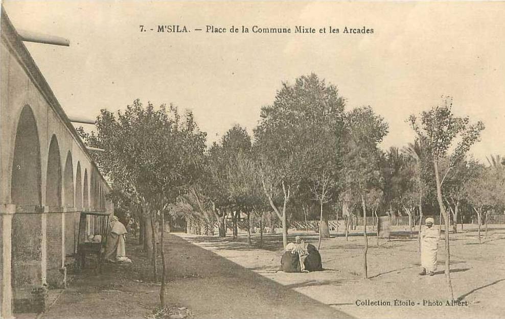TOP CPA  M'Sila Place de la Commune Mixte et les Arcades  (animée)   B389