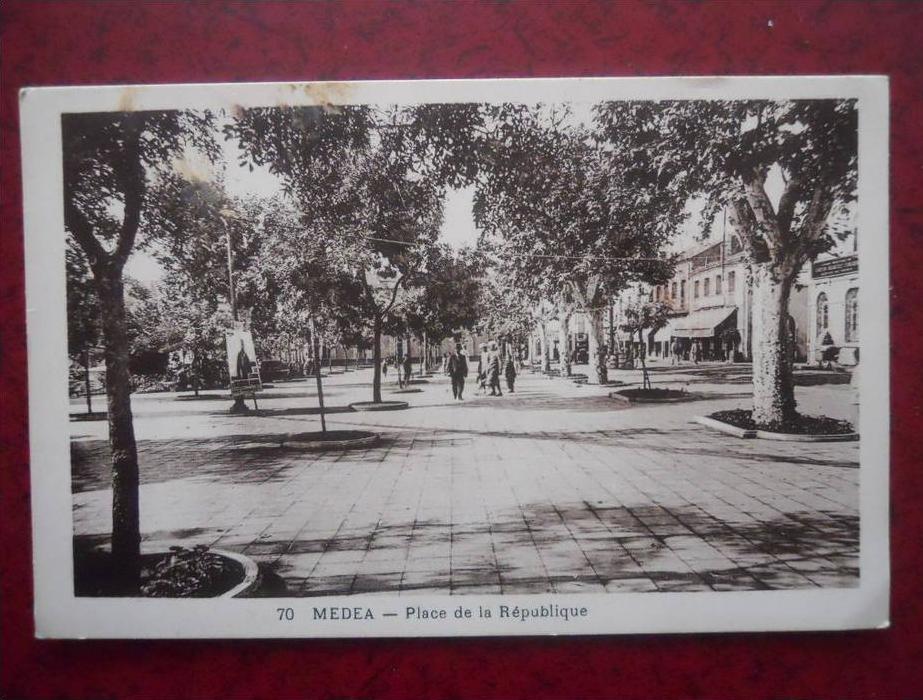 70 MEDEA -Place de la Republique