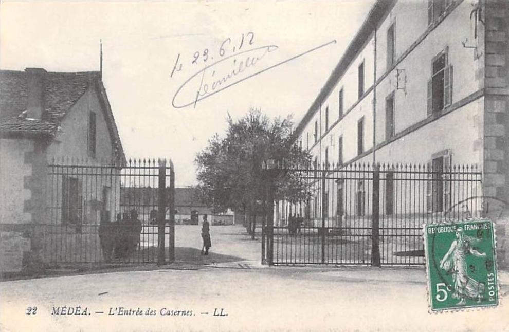 Afrique-Algérie MEDEA - L'Entrée des Casernes  (Editions LL n°22 -année 1912)  *PRIX FIXE