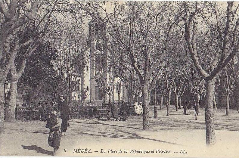 MEDEA (Algérie) – La Place de la République et l´Eglise. Animée. Editeur LL, n° 6.