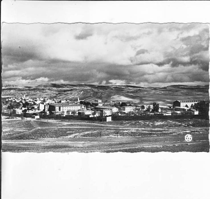 CPSM dentelée en 9x14 de AUMALE (Sud Algérie)  -  Vue Générale //  TBE -  Cachet militaire