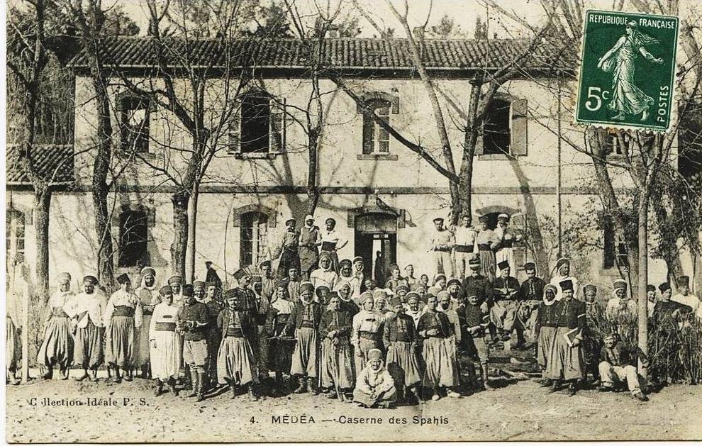 1641 - Algérie -   Village de  MEDEA    CASERNE  DES SAPHIS  ..1912