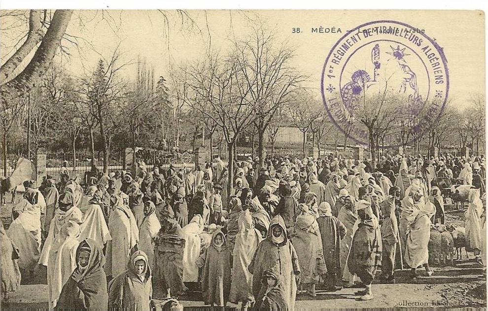 38 - MEDEA - LE MARCHE ARABE ( Animées - Tampon Militaire 1er REGIMENT DE TIRAILLEURS ALGERIENS )  ALGERIE