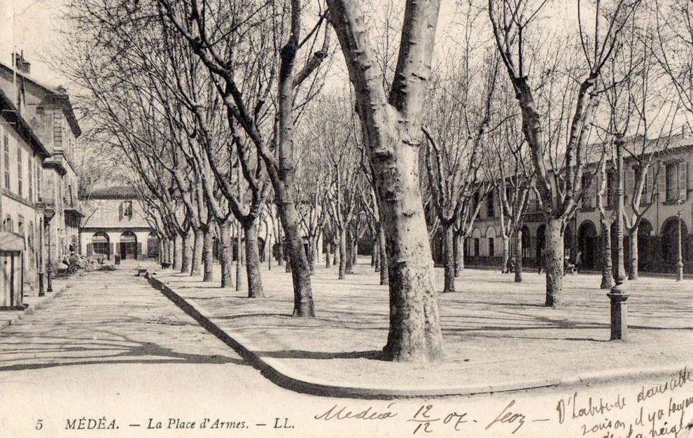 ALGERIE - MEDEA - La Place d'Armes
