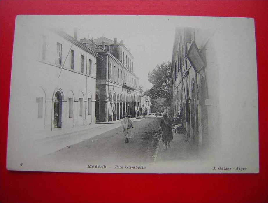 CPA DOS SIMPLE AFRIQUE ALGERIE  MEDEAH / MEDEA   RUE GAMBETTA   ANIMEE Editeur  J GEISER ALGER 4  NON VOYAGEE  BON ETAT
