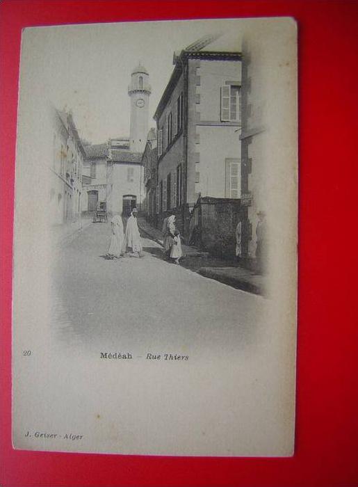 CPA DOS SIMPLE AFRIQUE ALGERIE  MEDEA  RUE THIERS ANIMEE Editeur  J GEISER ALGER NON VOYAGEE