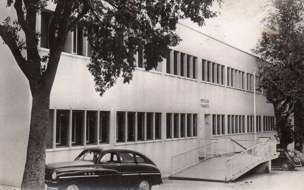 CPSM - Médéa (Algérie) - Hôtel des finances (voiture garée)