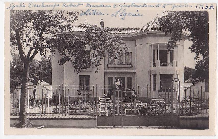 Médéa - La Sous Préfecture(grilles, jardin, façade) - a circulé sans date sous enveloppe, cpsm 9x114