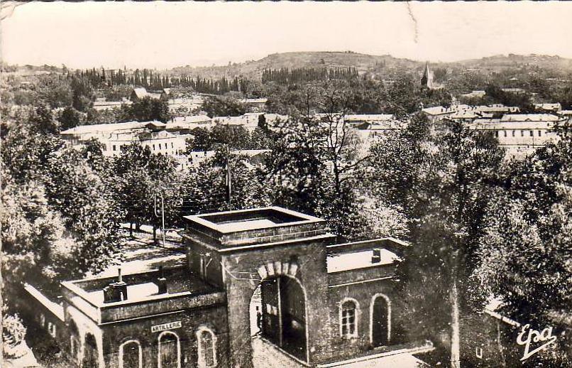ALGERIE  MEDEA  Vue Générale et la Caserne    (des spahis ?)