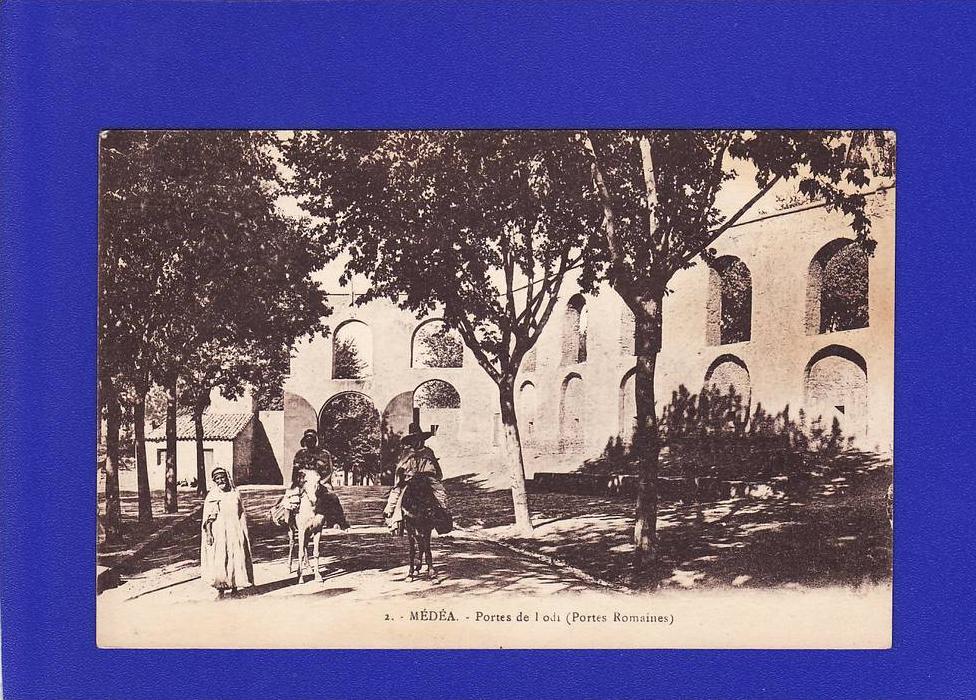 7537/  MEDEA  porte romaines  animées (état Trés Très bon)